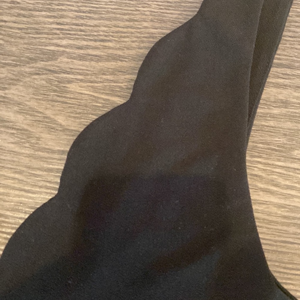 Kimchi Blue black sleeveless romper. Sz S. Dress/shorts. Scalloped straps. - Picture 8 of 16